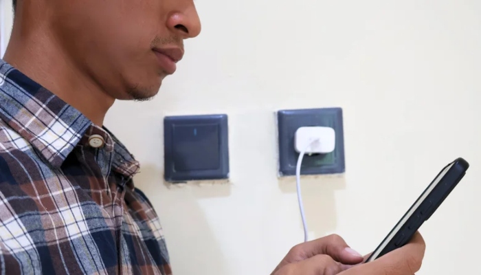 Does using a smartphone while charging damage the battery?