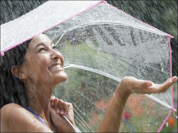 What should we do to keep the skin healthy during the rainy season?