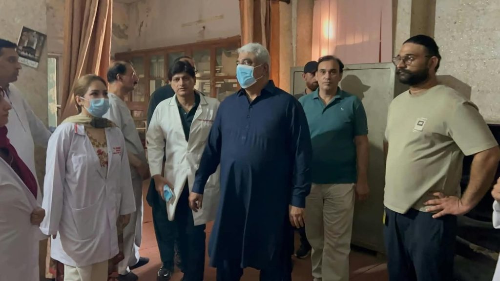 Mayo Hospital Surprise Inspection: Health Minister Orders Strict Action Over Poor Cleanliness.
